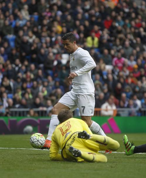 Ronaldo segna il suo terzo gol da due passi. Reuters